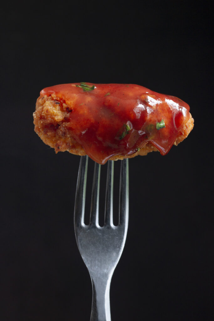 When to sauce chicken wings, best time to sauce wings, saucing wings before or after cooking, how to sauce crispy wings